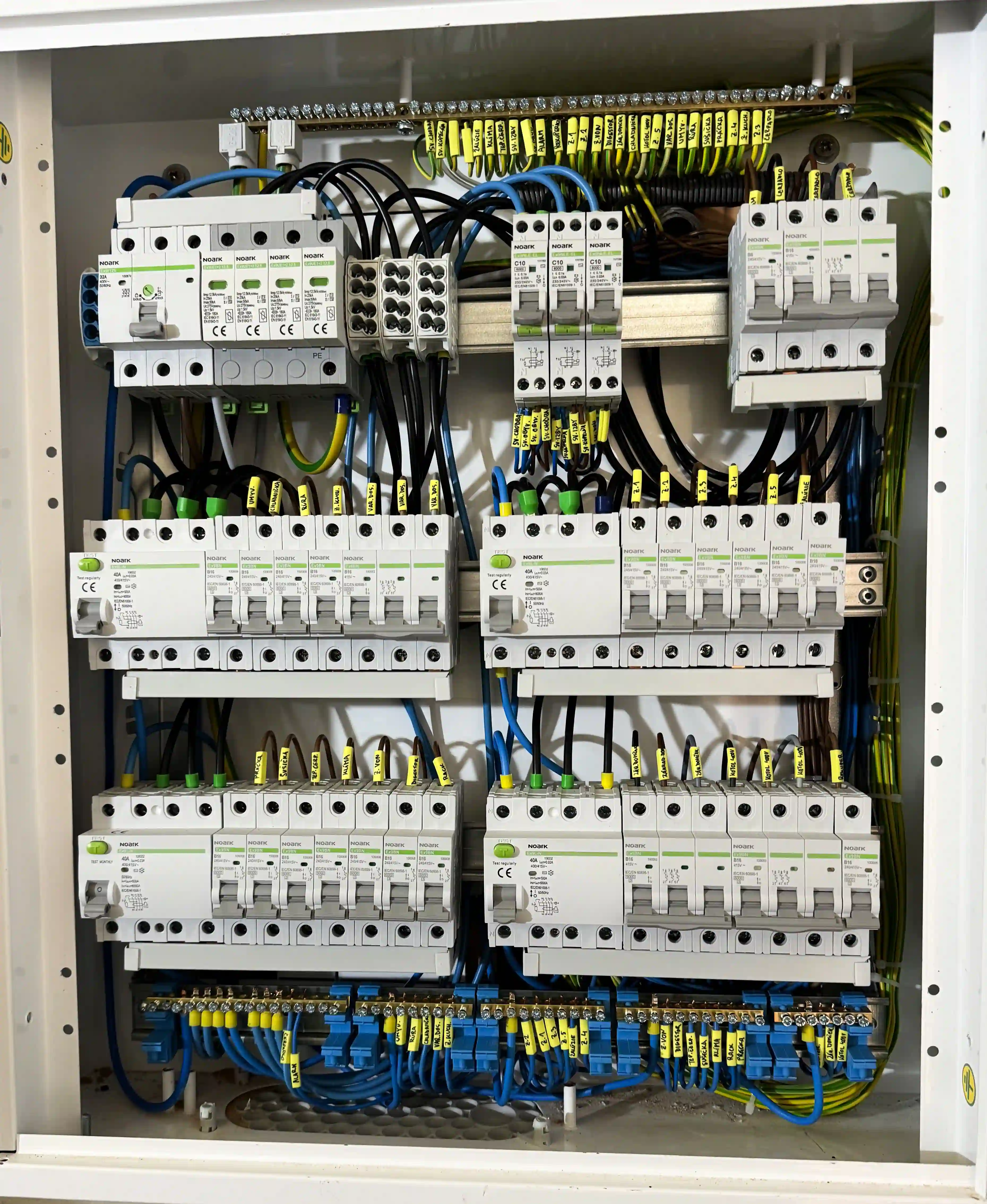 Zapojený elektrický rozvádzač