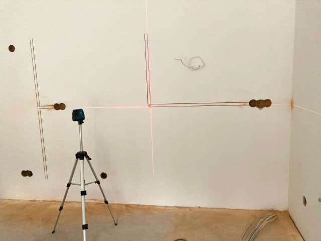 Zameranie elektroinštalácie pomocou laserového merača pred frézovaním drážok v rodinnom dome.