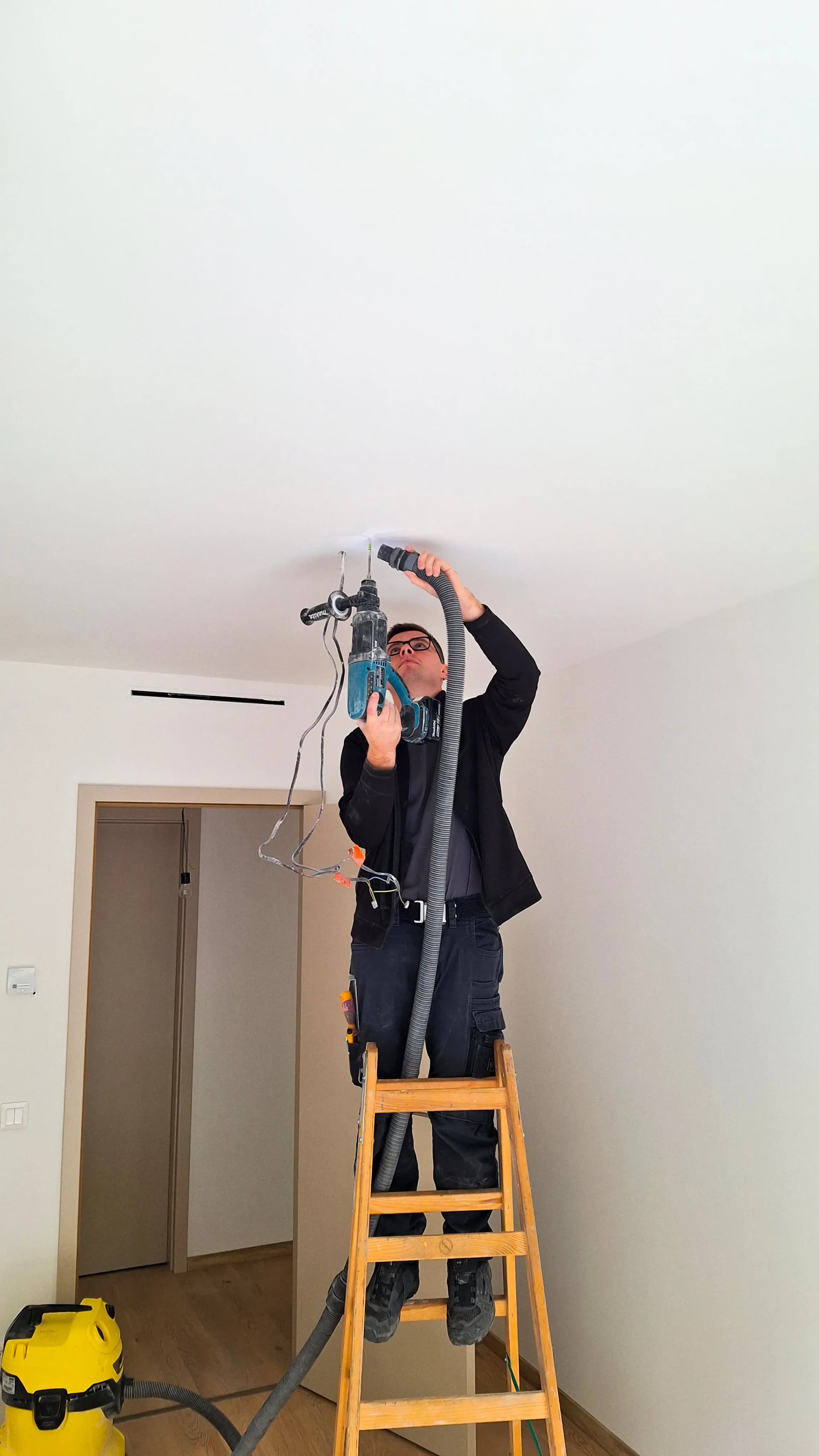 Zameranie elektroinštalácie pomocou laserového merača pred frézovaním drážok v rodinnom dome.