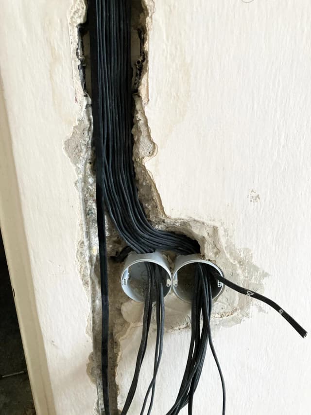Elektrické káble vedené v stene – príprava na zapojenie zásuviek a vypínačov.