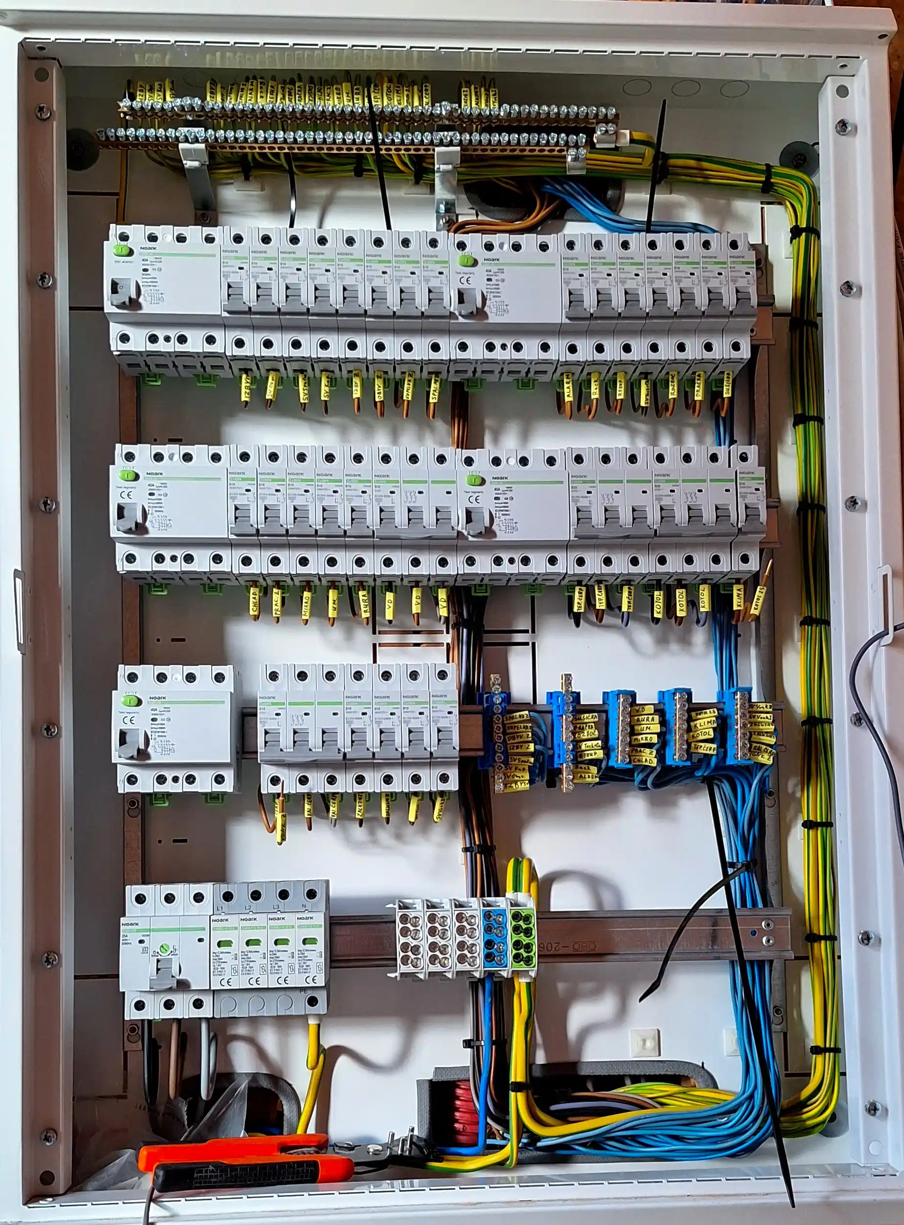 Detailný pohľad na moderný elektrický rozvádzač s ističmi, chráničmi a prehľadne usporiadanou kabelážou