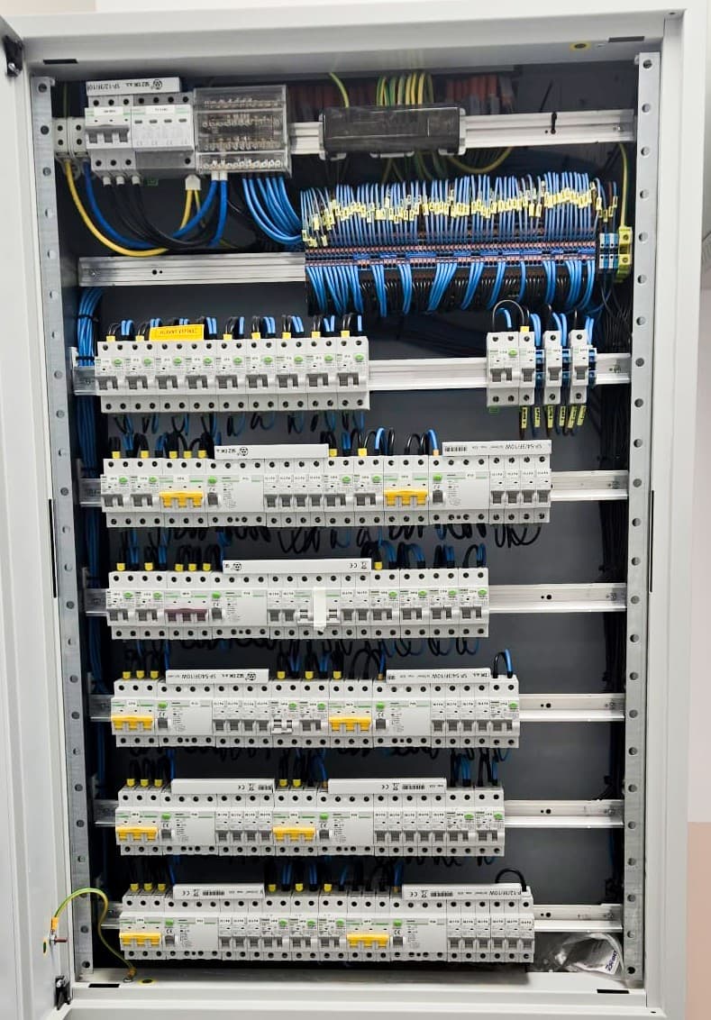 Moderný elektrický rozvádzač