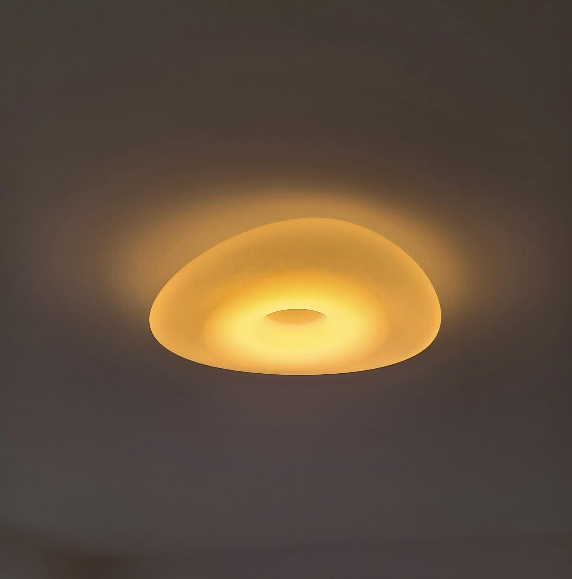 Moderné stropné LED svietidlo vyžarujúce teplé žlté svetlo